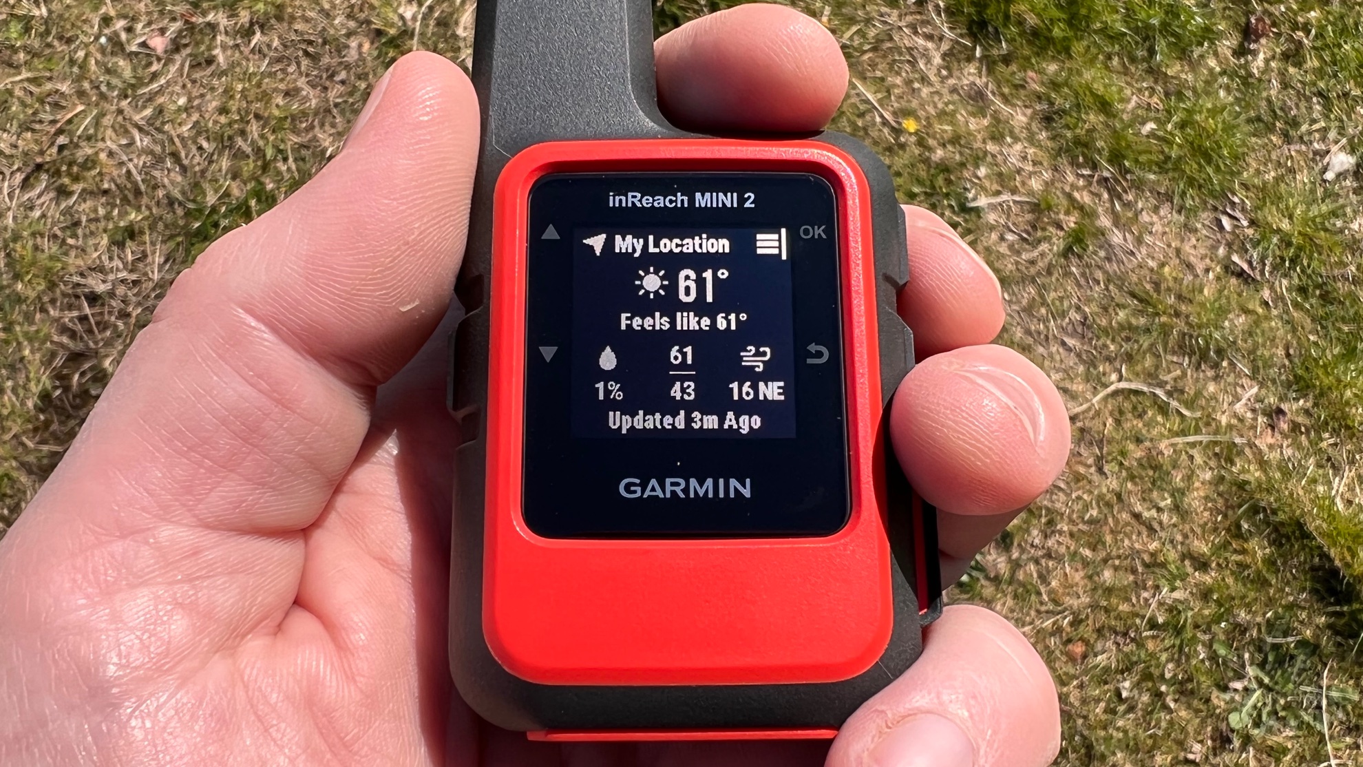 GPS-навигатор Garmin inReach Mini 2 для походов в чьей-то руке