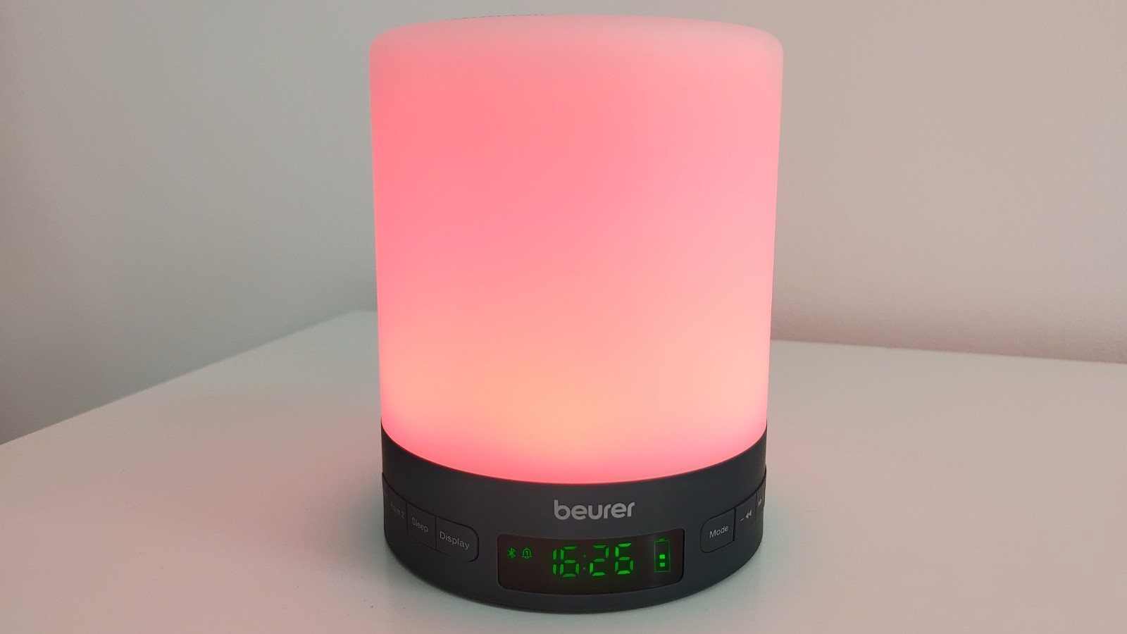 Beurer WL50 Wake Up Light светится красным светом