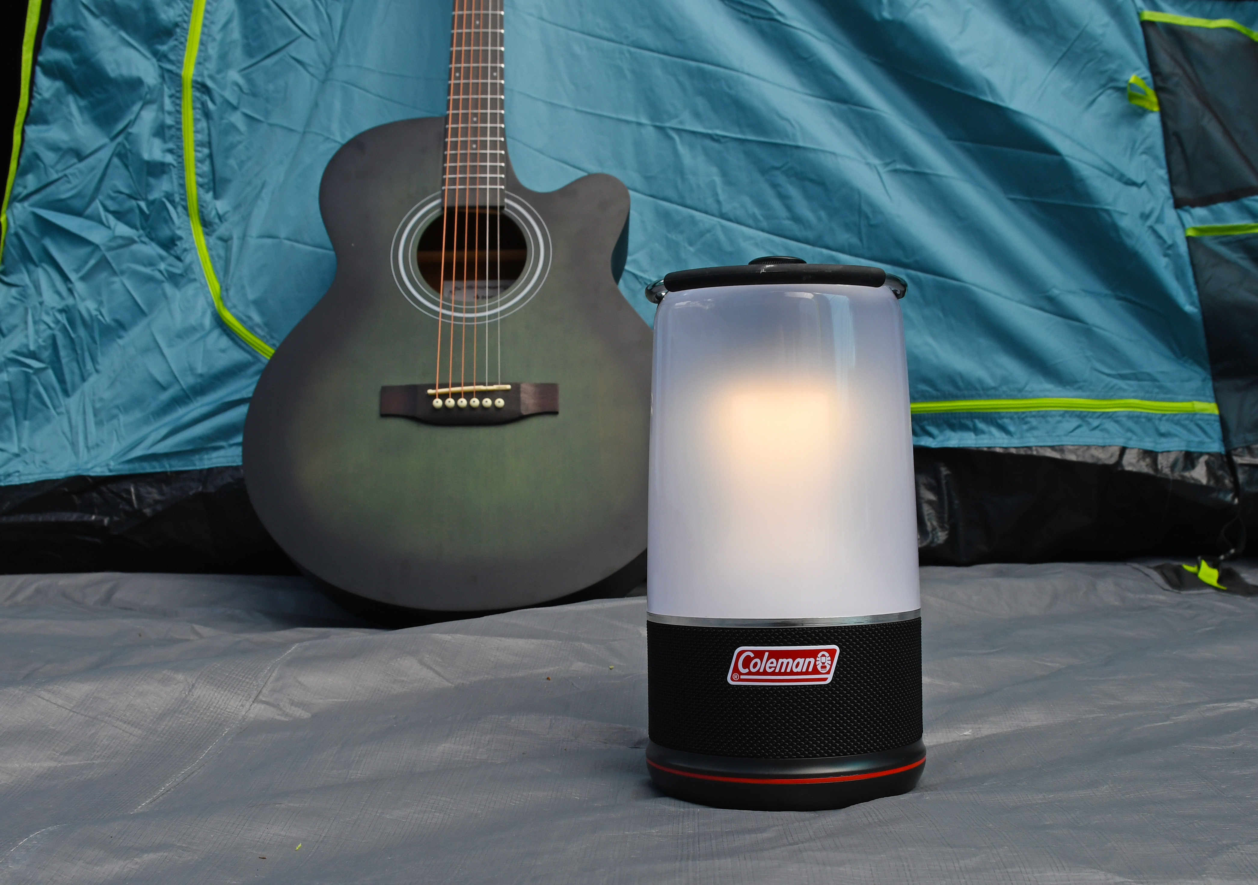 Coleman 360 Light and Sound Lantern с гитарой