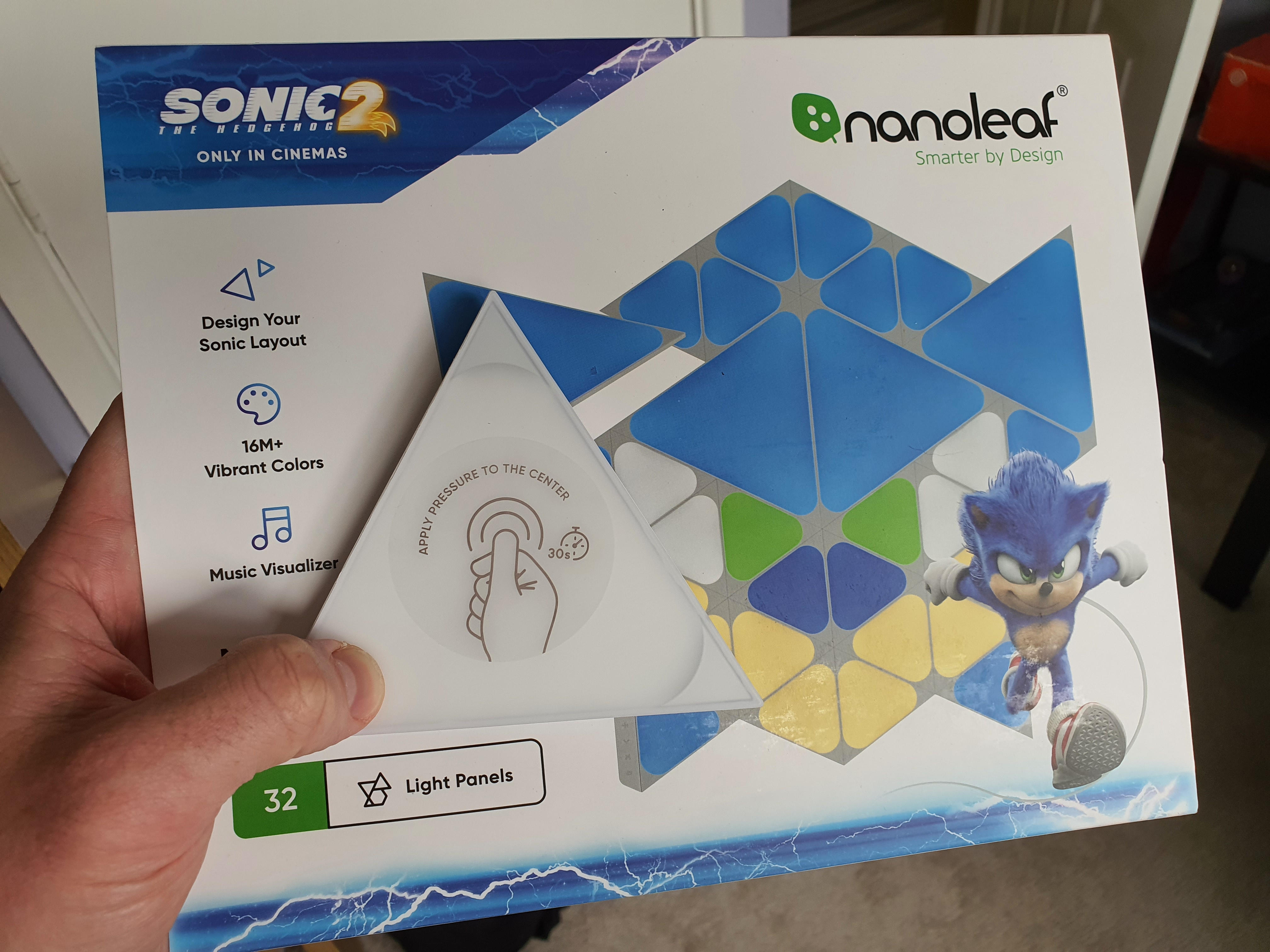 Коробка набора Nanoleaf Sonic Limited Edition Starter Kit для обзора в моей руке.