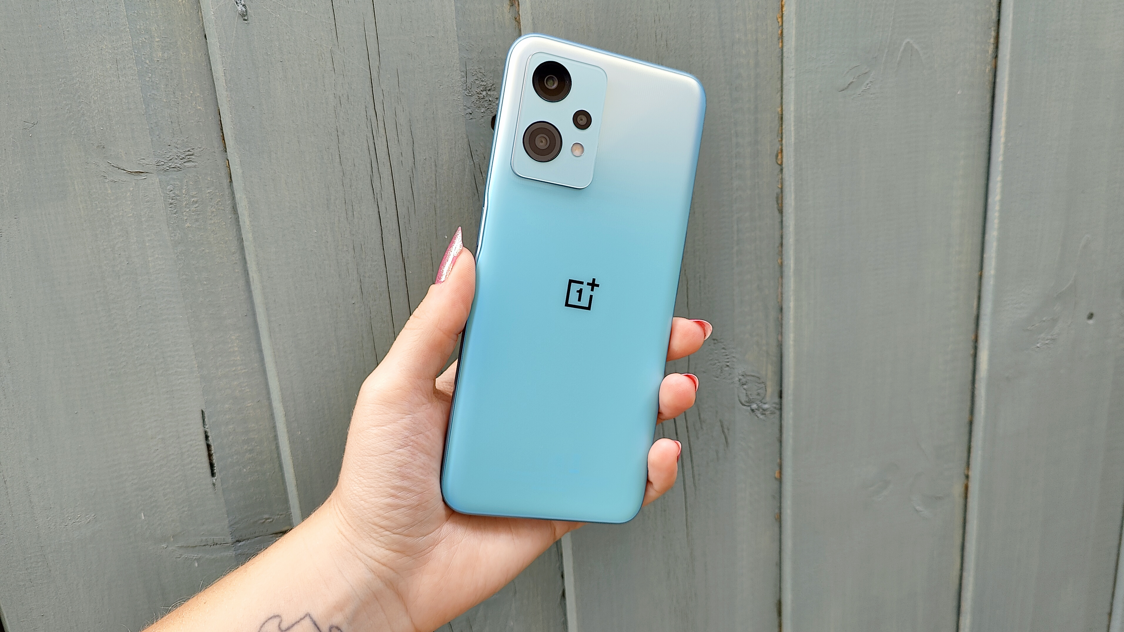 Обзор OnePlus Nord CE 2 Lite: человек, держащий телефон с баскетбольным мячом под мышкой