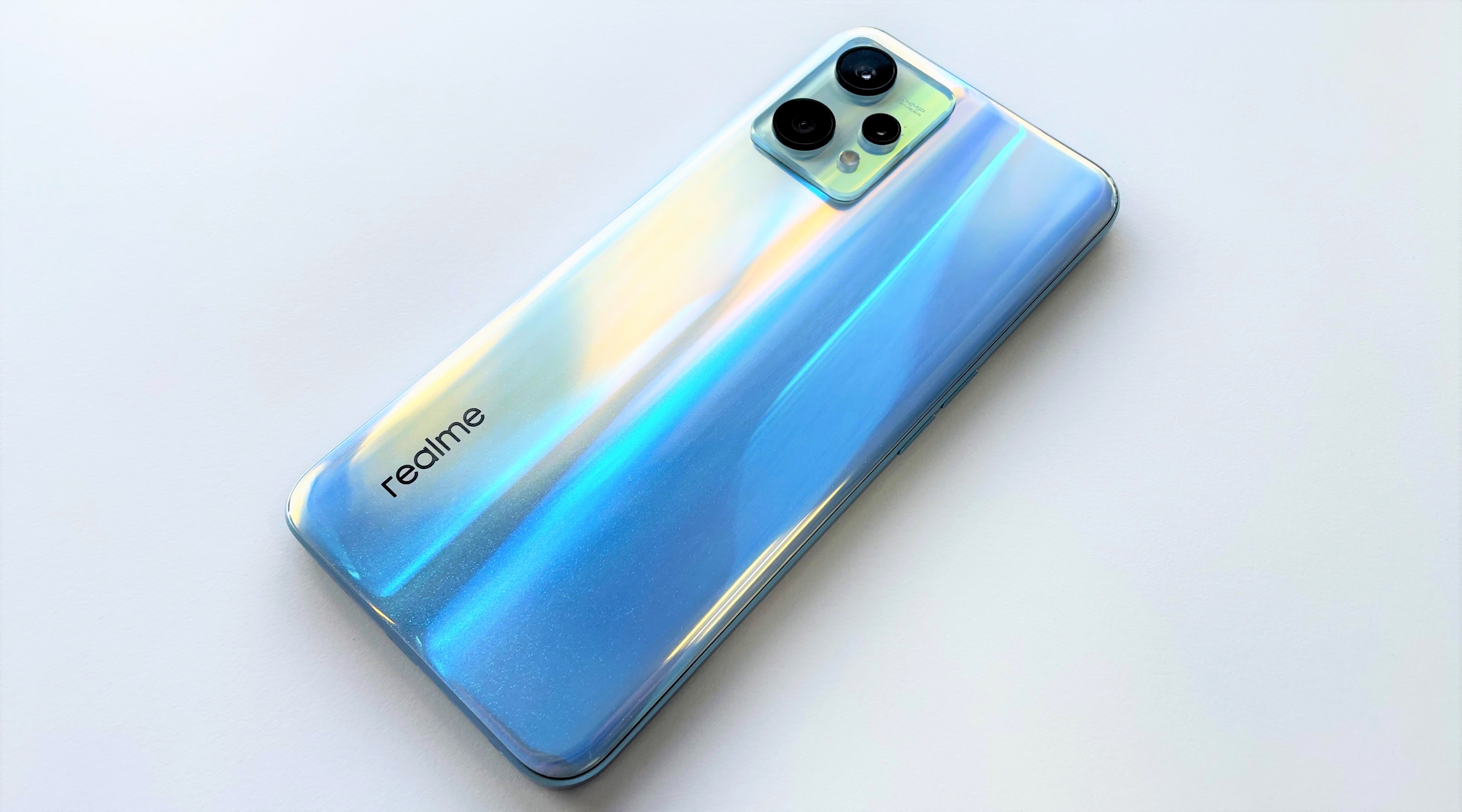 Обзор Realme 9 Pro: женщина танцует и держит синий телефон