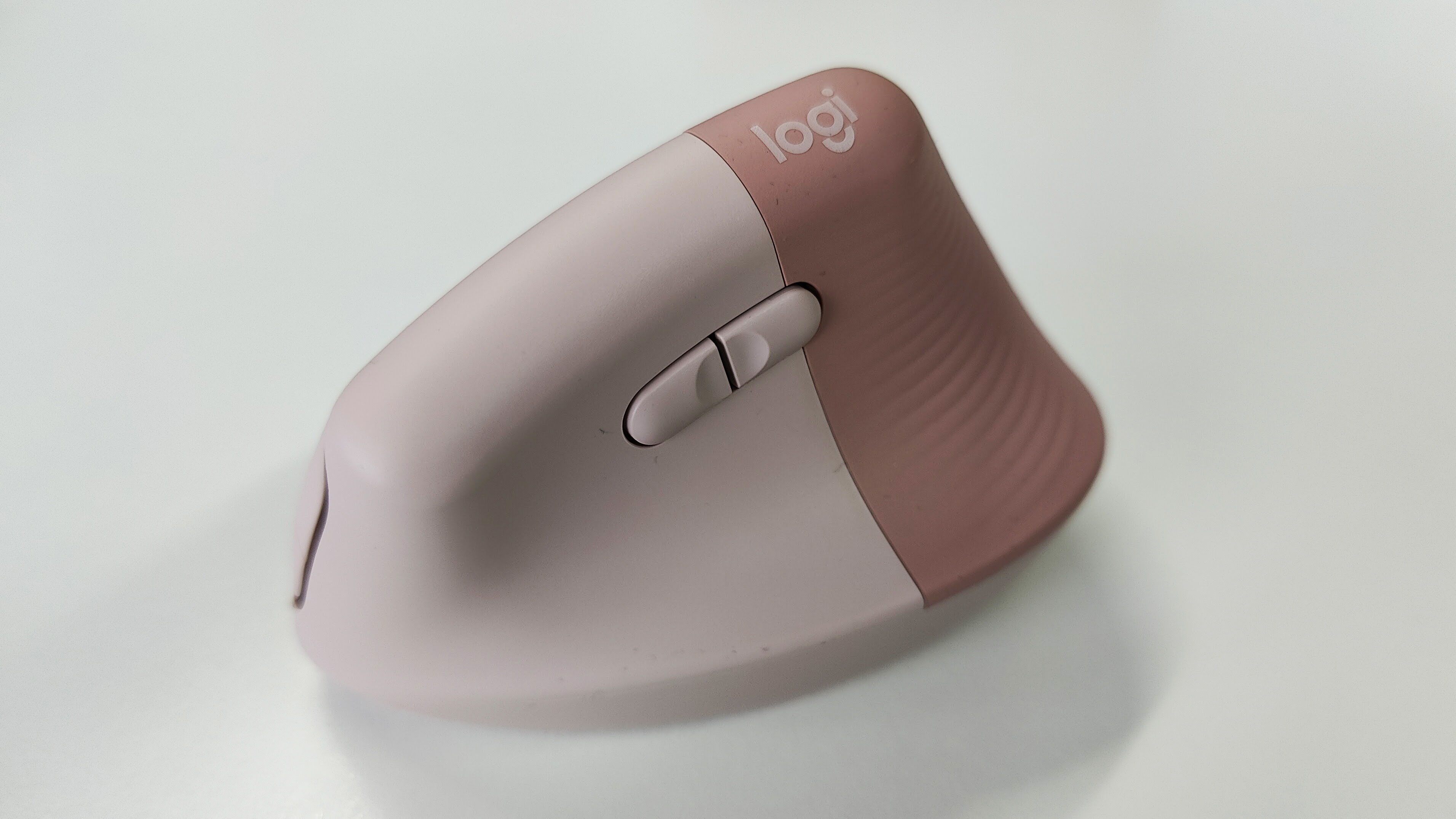 Обзор Logitech Lift Vertical Ergonomic Mouse: розовая компьютерная мышь на столе