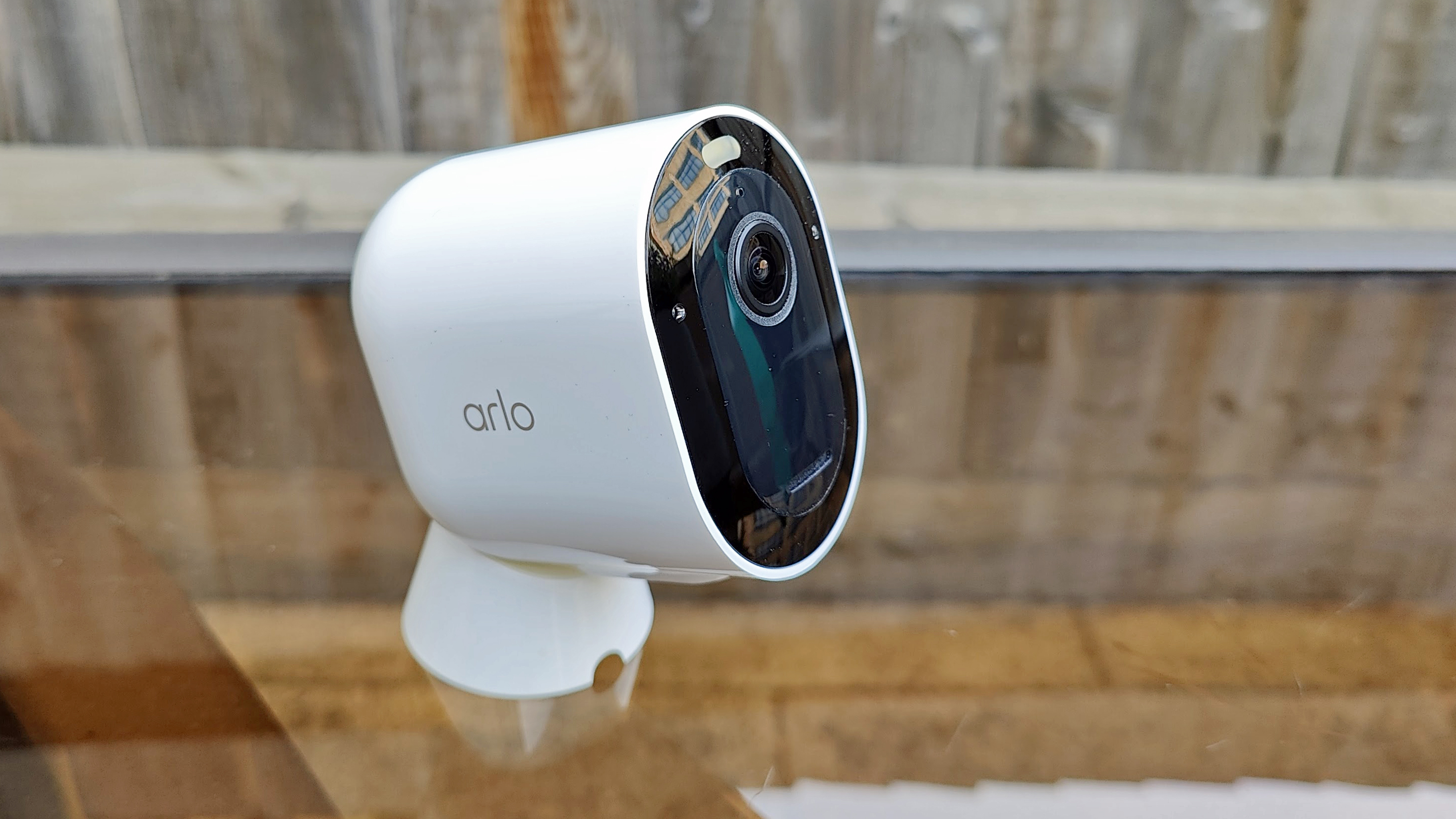 Обзор Arlo 4 Pro: камера безопасности сбоку снаружи