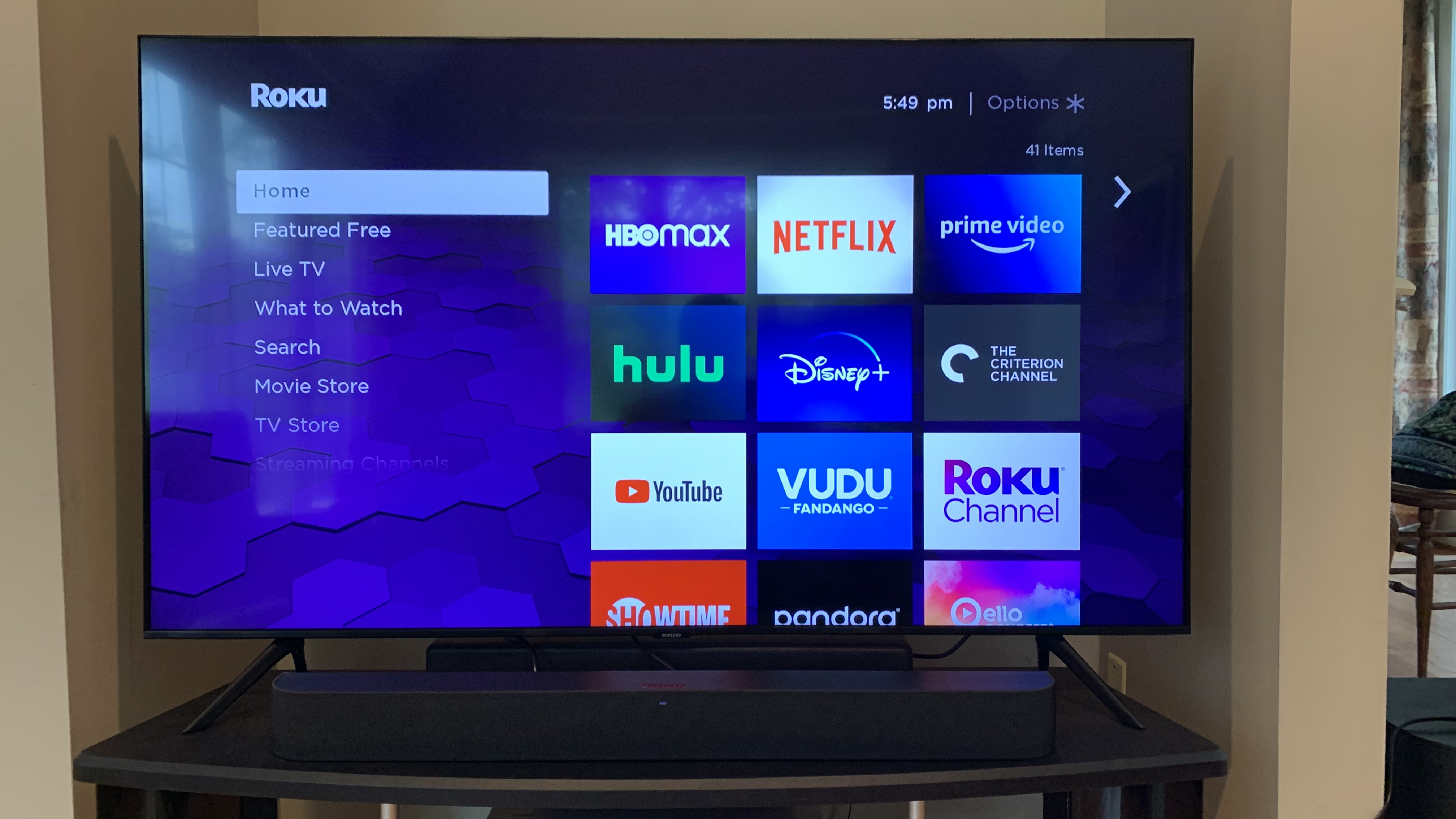 Roku Streambar Pro прекрасно подходит под широкоэкранный телевизор.