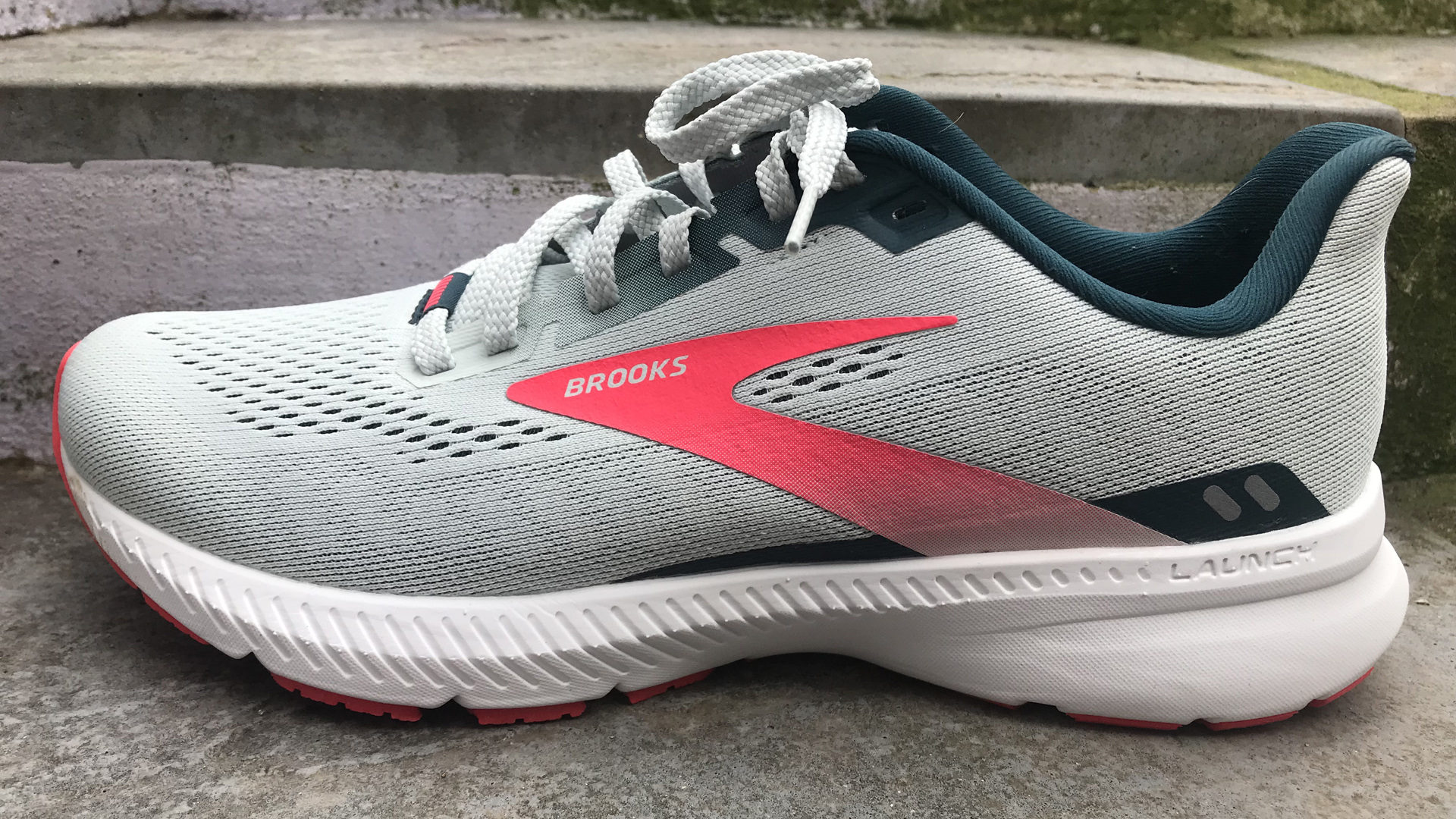 Детальный снимок беговых кроссовок Brooks Launch 8.