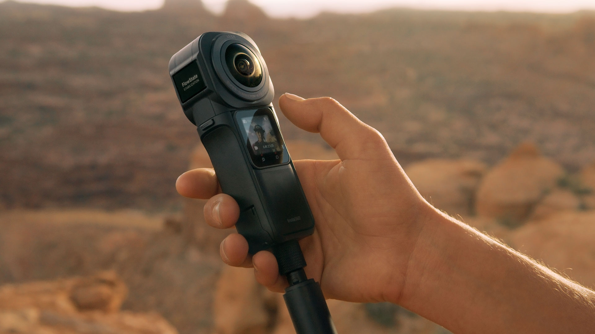 Человек с 1-дюймовой экшн-камерой Insta360 ONE RS 360 Edition в скалистом ландшафте