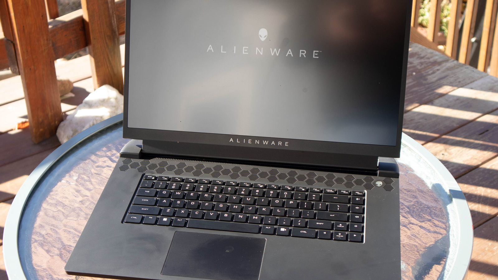 Диагональ экрана Alienware M17 R5 AMD составляет 17,3 дюйма.