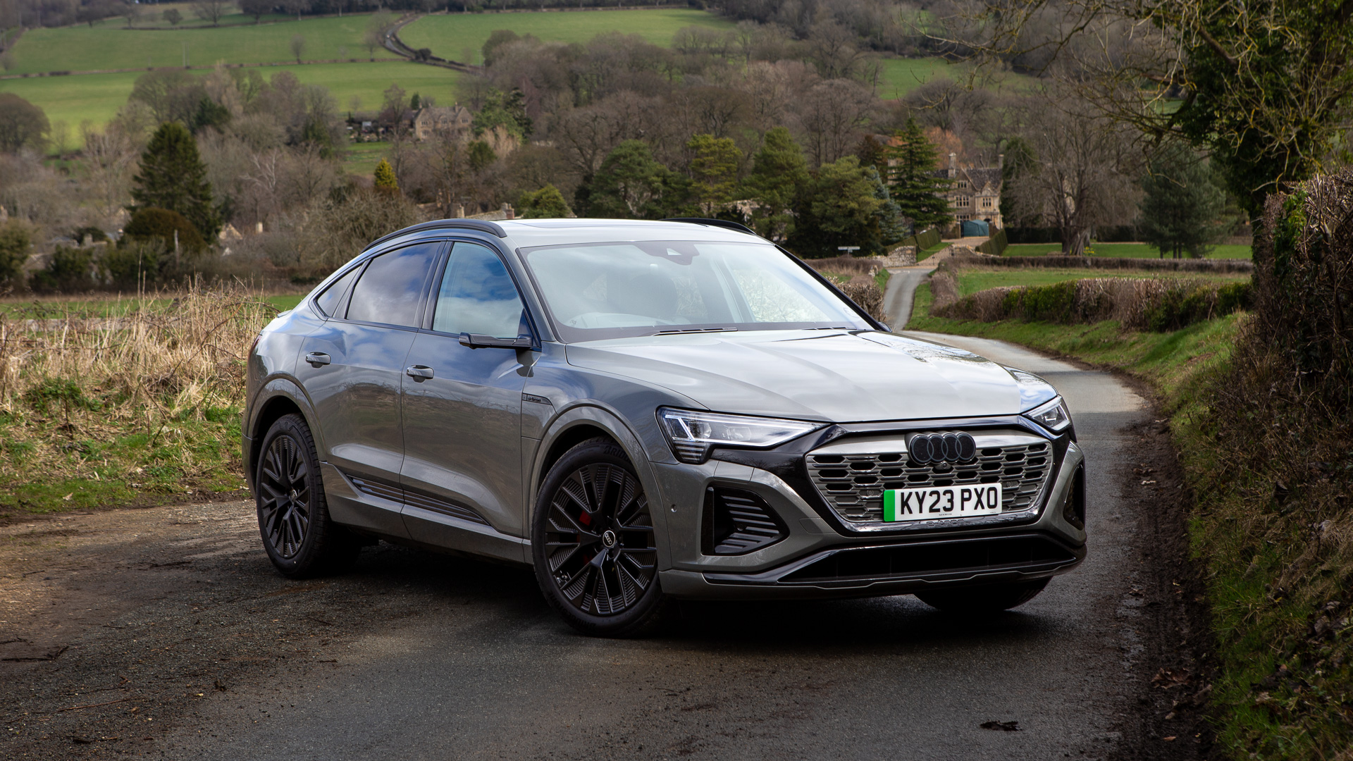 Электрический внедорожник Audi Q8 Sportback e-tron