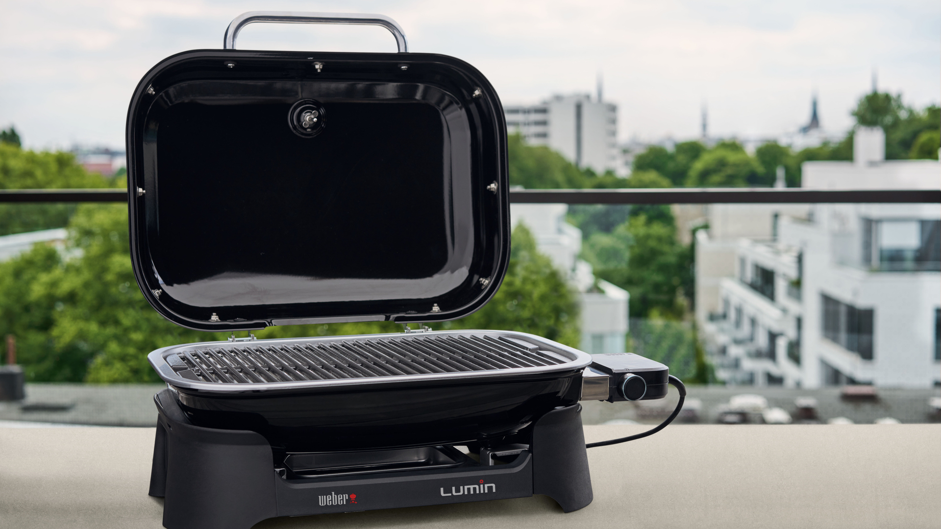 Weber Lumin Compact на балконе