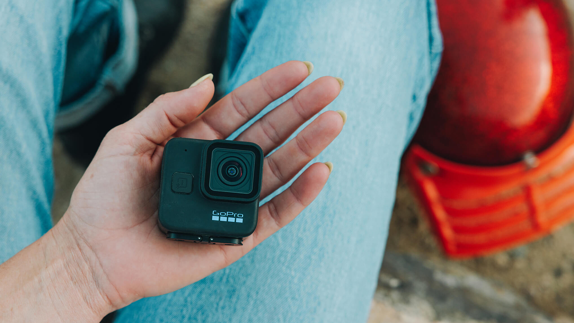 Какой GoPro лучше: на этом снимке изображен человек, держащий в руке HERO 11 Black mini.