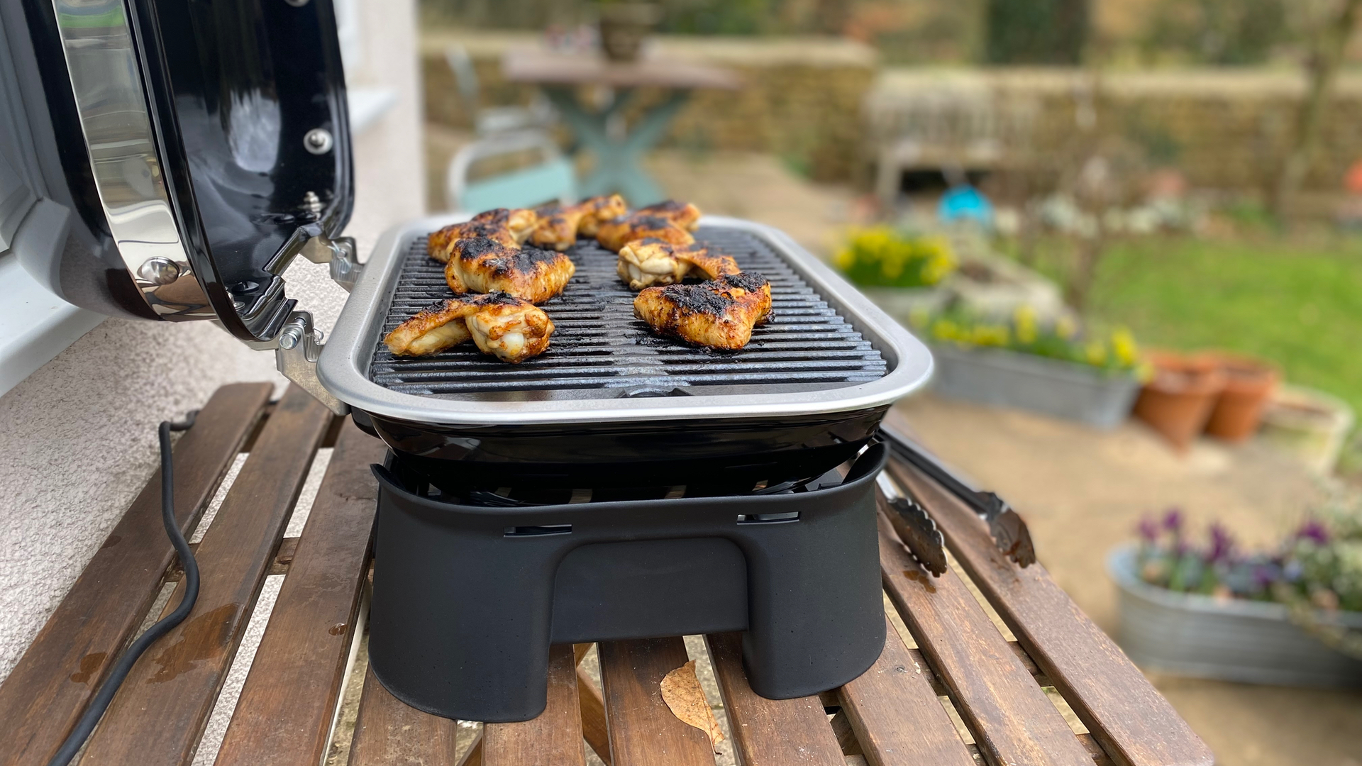 Weber Lumin Compact используется дома