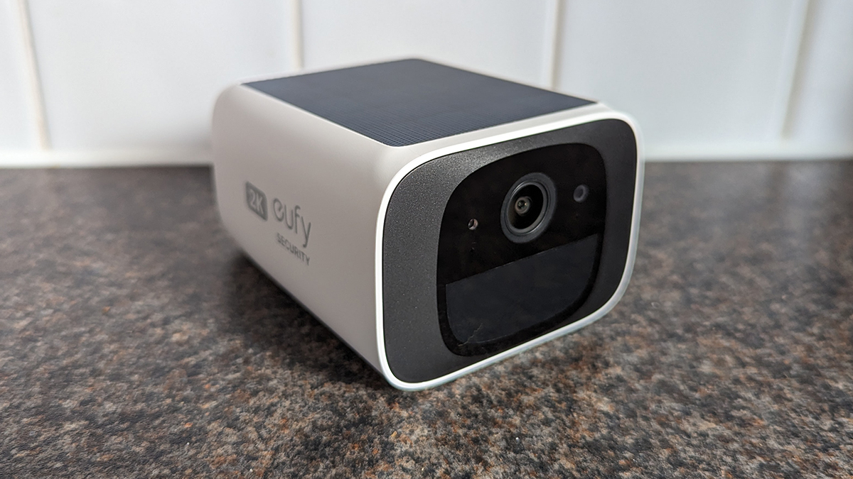 Eufy S220 SoloCam на столе