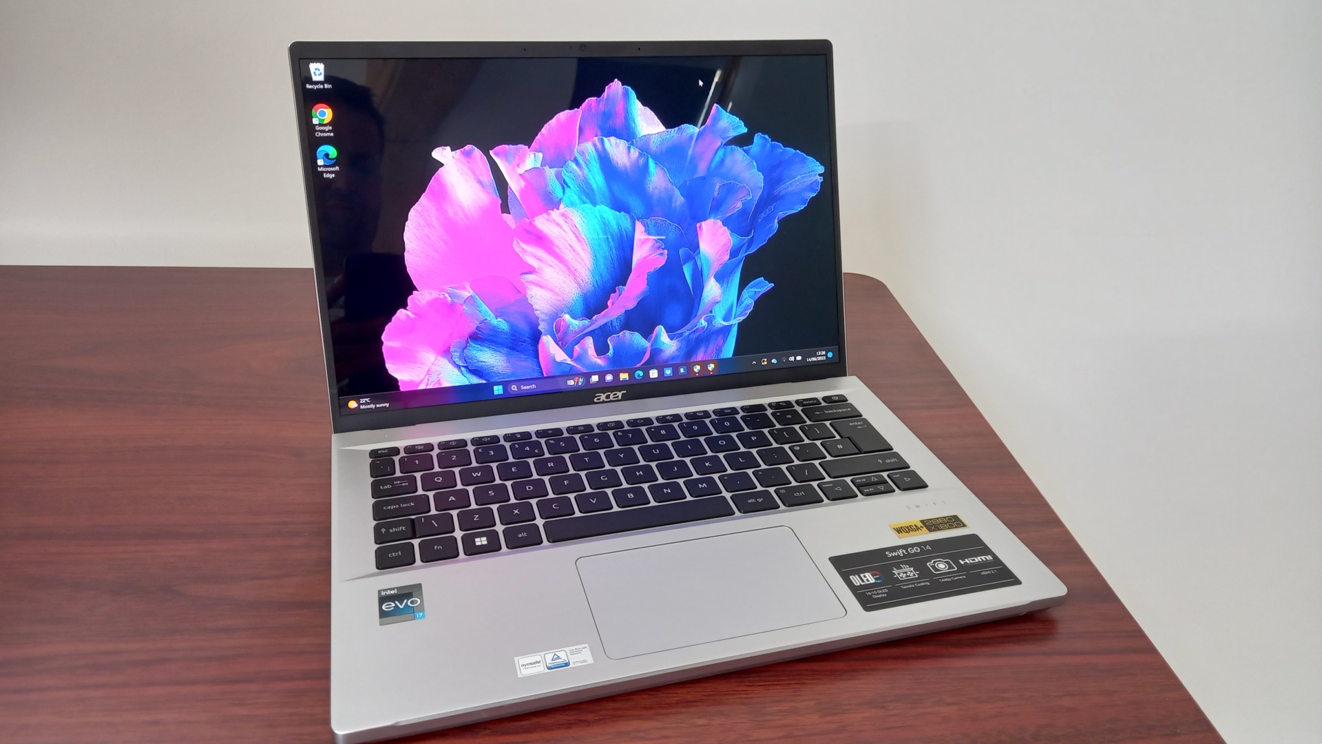 Ноутбук Acer Swift Go 14 на столе