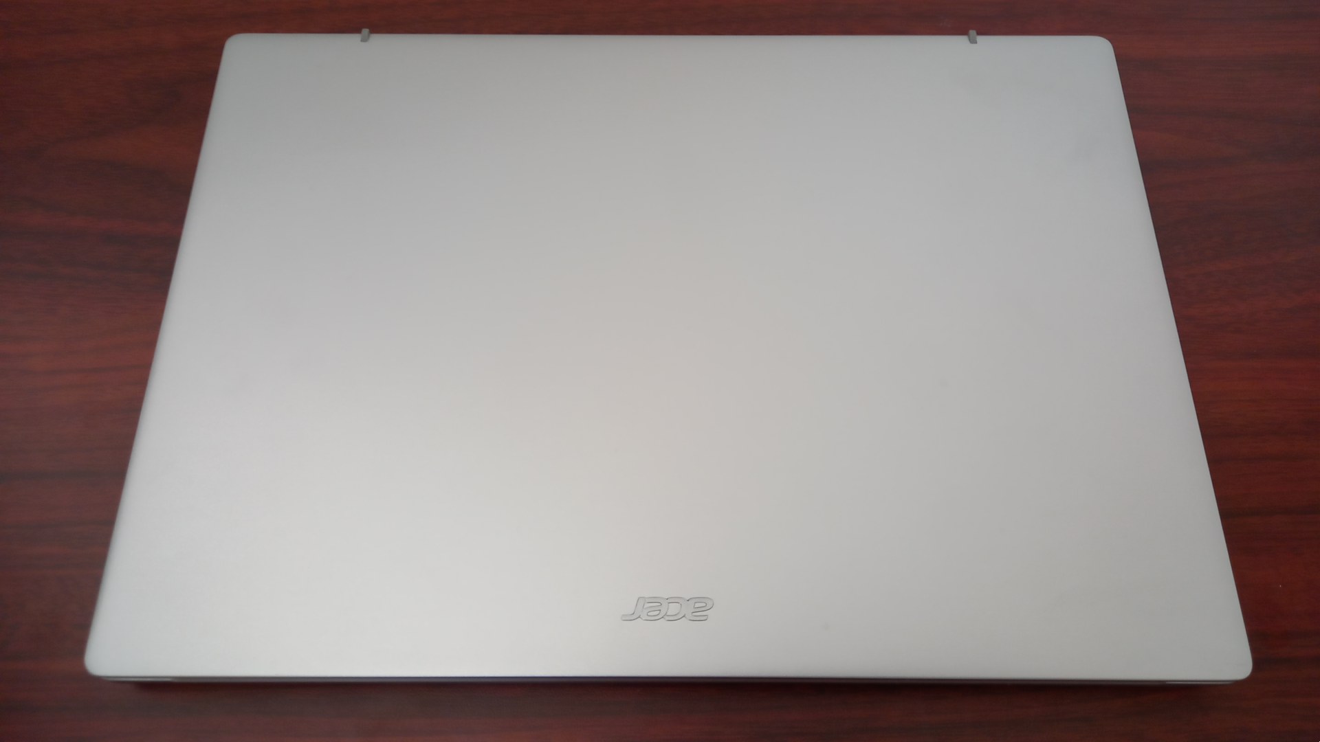 Верхняя часть ноутбука Acer Swift Go 14 на столе