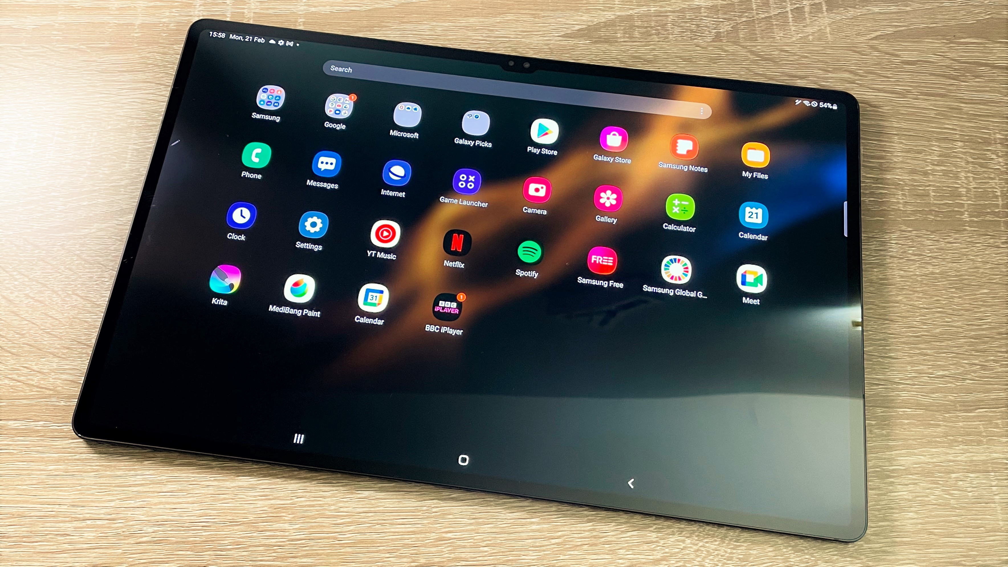 Обзор Samsung Galaxy Tab S8 Ultra: планшет на деревянном столе