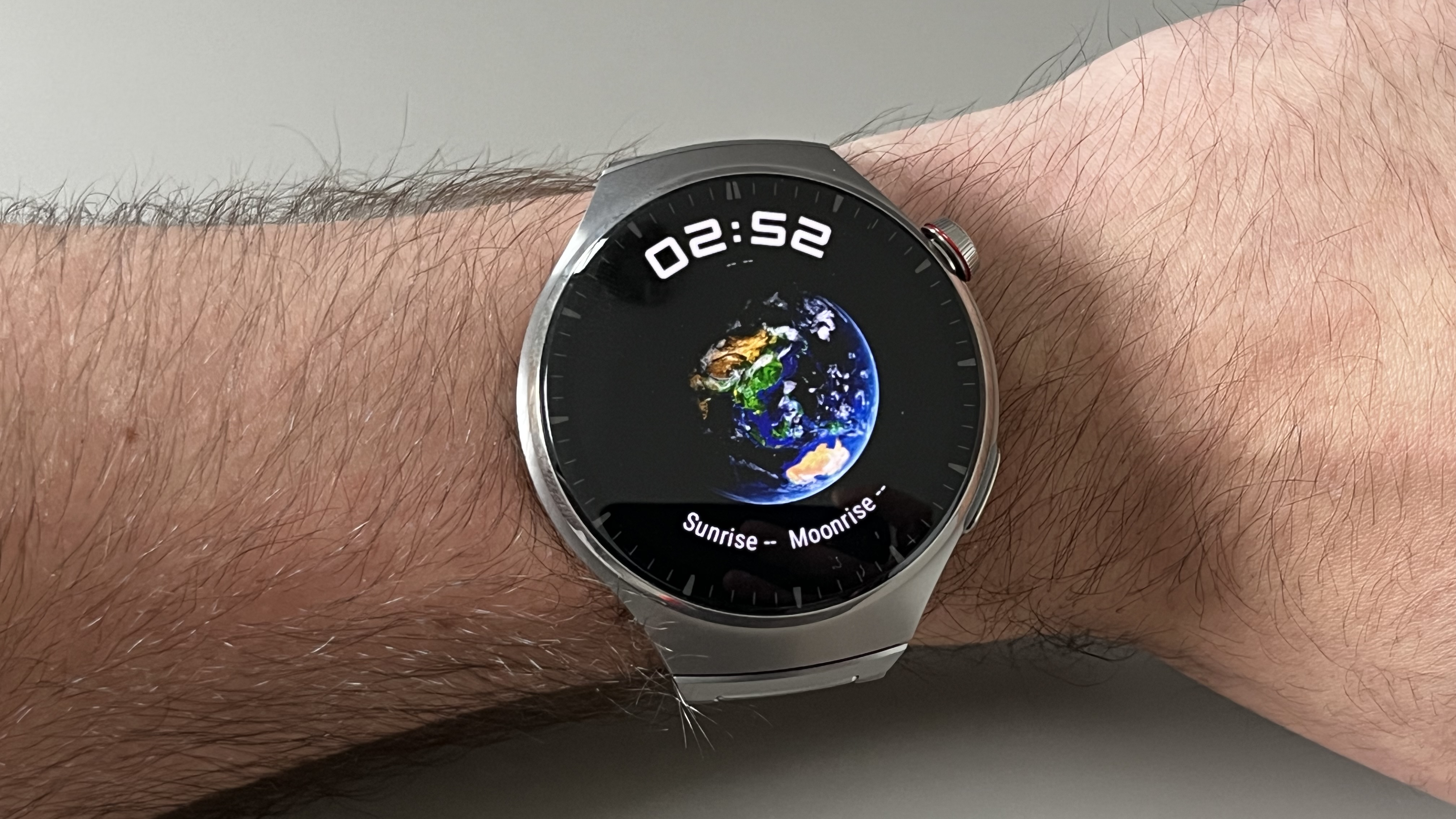 Huawei Watch 4 Pro на сером фоне