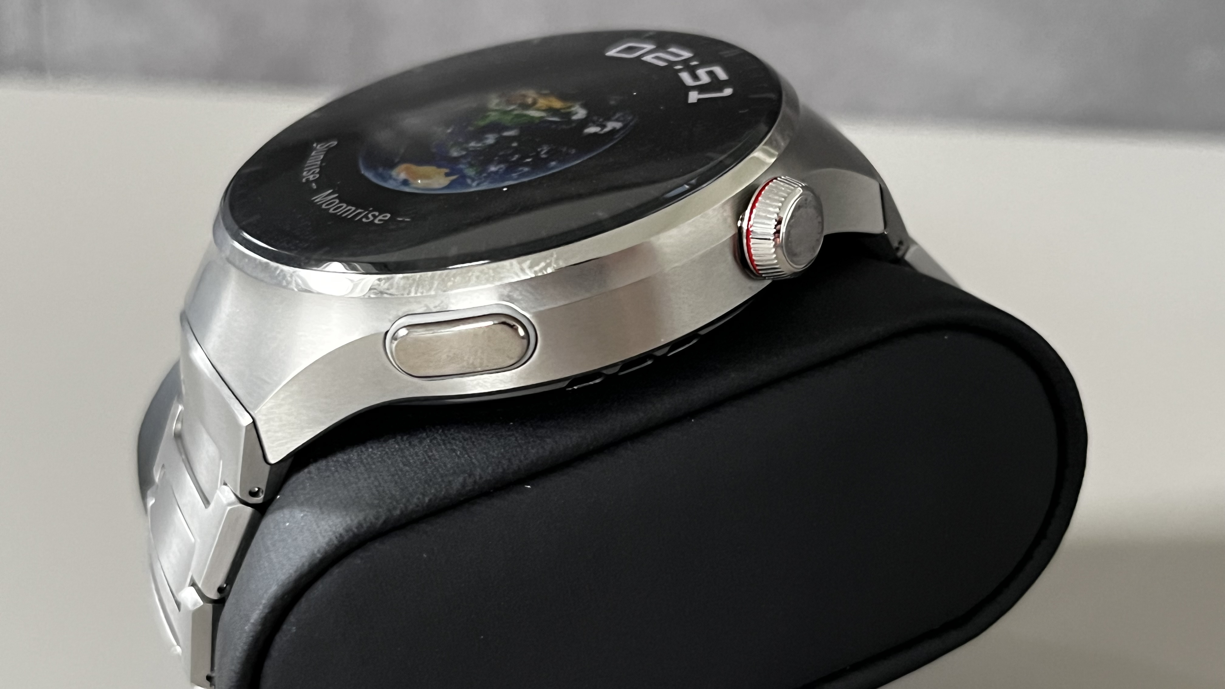 Huawei Watch 4 Pro на сером фоне